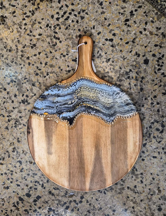 Ich bin Mixed-Media-Künstlerin. Derzeit gestalte ich Charcuterie-Boards in Acryl-Gießtechnik. Jedes Board mit ArtResin zu beschichten, bewahrt das Design und bringt es richtig zur Geltung. Ich kann mich immer darauf verlassen, dass ArtResin meinen Boards den letzten Schliff verleiht!