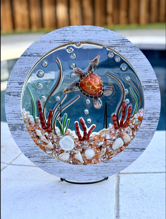 Als ich mit Harz anfing, kaufte ich verschiedene Marken bei Amazon. Der Geruch war z.T. furchtbar und das Anrühren dauerte ewig. Dann entdeckte ich ArtResin. Ich werde nie wieder andere Marken verwenden. ArtResin ist so einfach anzuwenden und anzurühren, es riecht nicht und verläuft von selbst, wodurch die Projekte wunderschön und blasenfrei werden. Ich bin ein absoluter Fan von ArtResin!